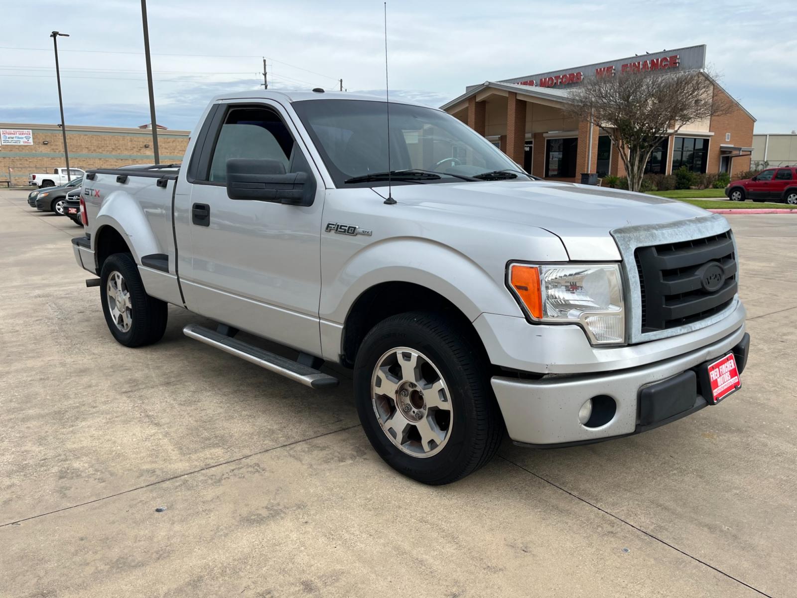 2009 SILVER /black Ford F-150 STX Flareside 2WD (1FTRF02W49K) with an 4.6L V8 SOHC 16V engine, Automatic transmission, located at 14700 Tomball Parkway 249, Houston, TX, 77086, (281) 444-2200, 29.928619, -95.504074 - Photo #0