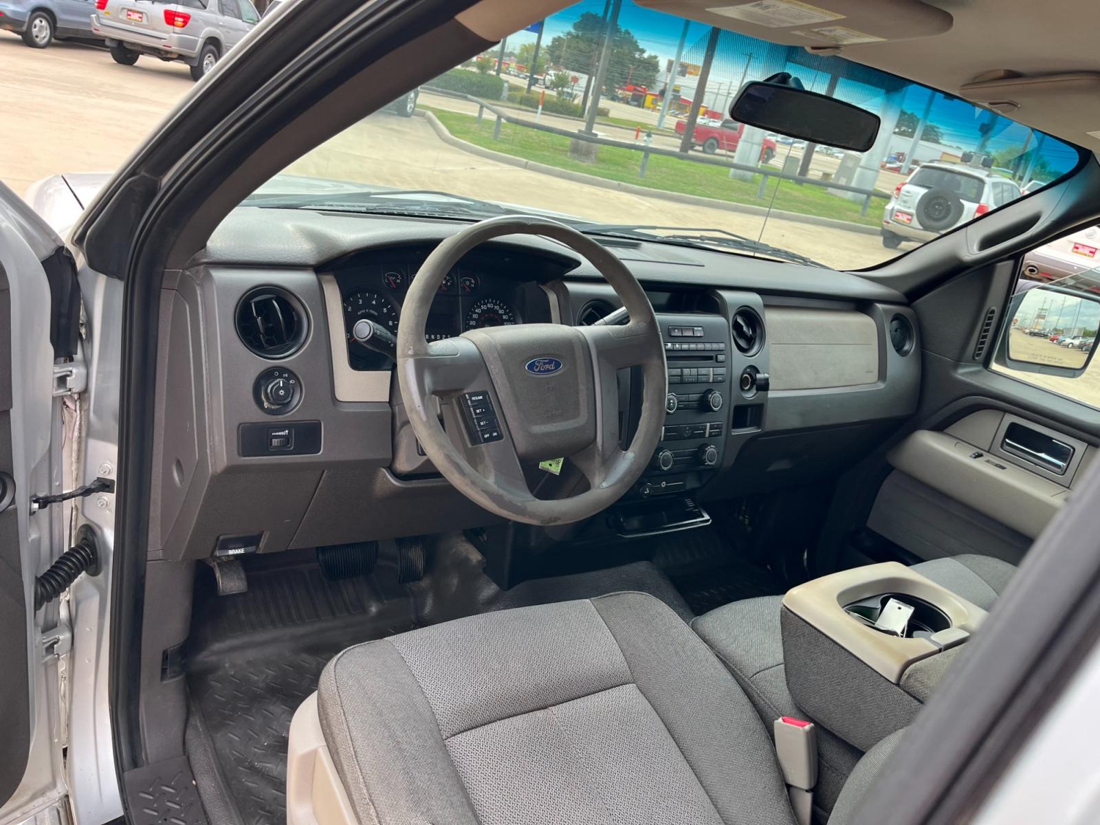 2009 SILVER /black Ford F-150 STX Flareside 2WD (1FTRF02W49K) with an 4.6L V8 SOHC 16V engine, Automatic transmission, located at 14700 Tomball Parkway 249, Houston, TX, 77086, (281) 444-2200, 29.928619, -95.504074 - Photo #9