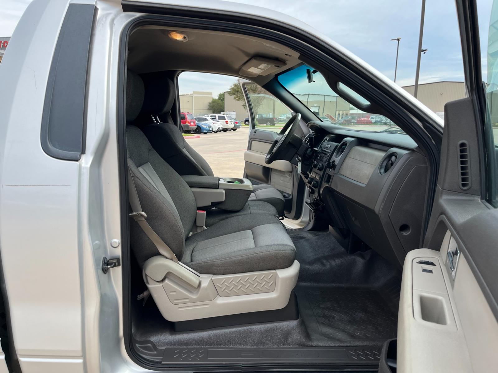 2009 SILVER /black Ford F-150 STX Flareside 2WD (1FTRF02W49K) with an 4.6L V8 SOHC 16V engine, Automatic transmission, located at 14700 Tomball Parkway 249, Houston, TX, 77086, (281) 444-2200, 29.928619, -95.504074 - Photo #10