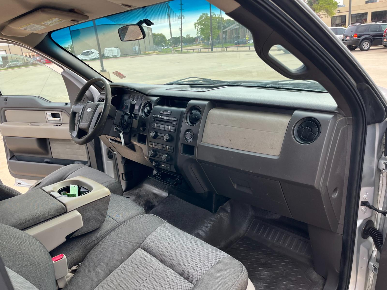 2009 SILVER /black Ford F-150 STX Flareside 2WD (1FTRF02W49K) with an 4.6L V8 SOHC 16V engine, Automatic transmission, located at 14700 Tomball Parkway 249, Houston, TX, 77086, (281) 444-2200, 29.928619, -95.504074 - Photo #11