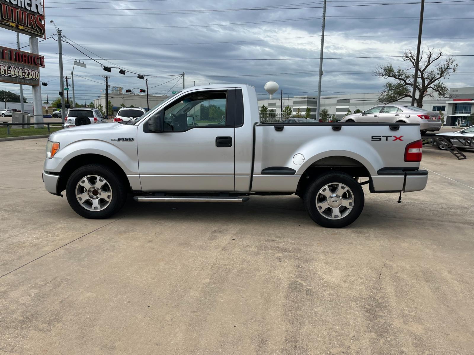 2009 SILVER /black Ford F-150 STX Flareside 2WD (1FTRF02W49K) with an 4.6L V8 SOHC 16V engine, Automatic transmission, located at 14700 Tomball Parkway 249, Houston, TX, 77086, (281) 444-2200, 29.928619, -95.504074 - Photo #3