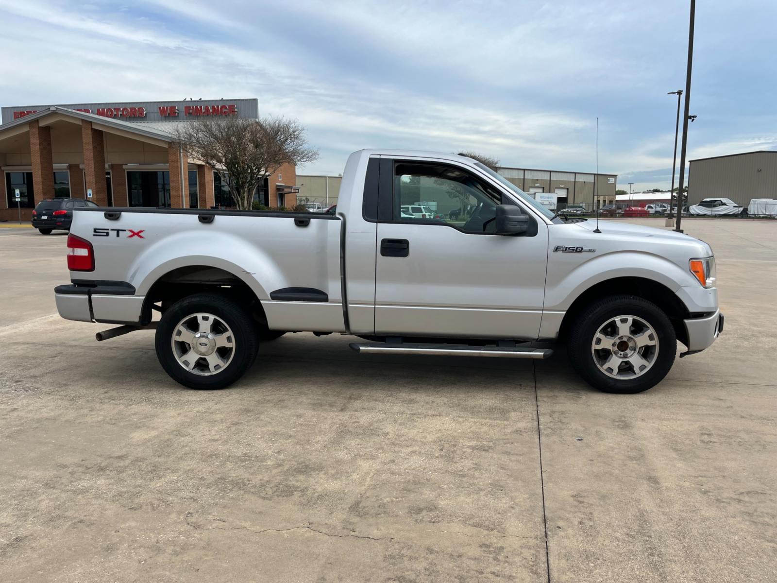 2009 SILVER /black Ford F-150 STX Flareside 2WD (1FTRF02W49K) with an 4.6L V8 SOHC 16V engine, Automatic transmission, located at 14700 Tomball Parkway 249, Houston, TX, 77086, (281) 444-2200, 29.928619, -95.504074 - Photo #7