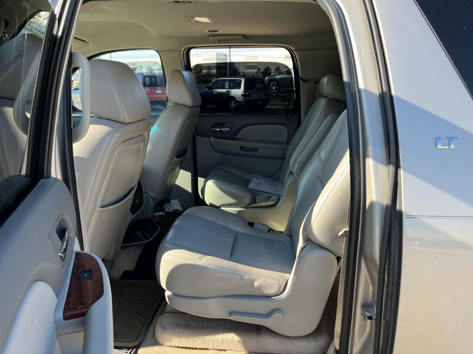 2007 SILVER /gray Chevrolet Suburban LS 1500 2WD (3GNFC16007G) with an 5.3L V8 OHV 16V FFV engine, 4-Speed Automatic Overdrive transmission, located at 14700 Tomball Parkway 249, Houston, TX, 77086, (281) 444-2200, 29.928619, -95.504074 - Photo #9