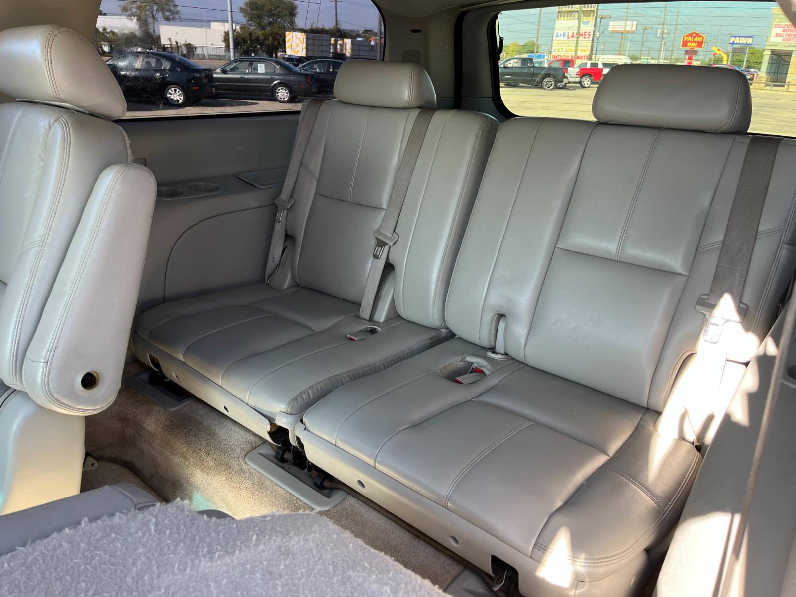 2007 SILVER /gray Chevrolet Suburban LS 1500 2WD (3GNFC16007G) with an 5.3L V8 OHV 16V FFV engine, 4-Speed Automatic Overdrive transmission, located at 14700 Tomball Parkway 249, Houston, TX, 77086, (281) 444-2200, 29.928619, -95.504074 - Photo #11