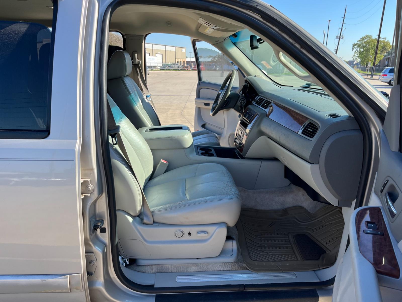 2007 SILVER /gray Chevrolet Suburban LS 1500 2WD (3GNFC16007G) with an 5.3L V8 OHV 16V FFV engine, 4-Speed Automatic Overdrive transmission, located at 14700 Tomball Parkway 249, Houston, TX, 77086, (281) 444-2200, 29.928619, -95.504074 - Photo #12