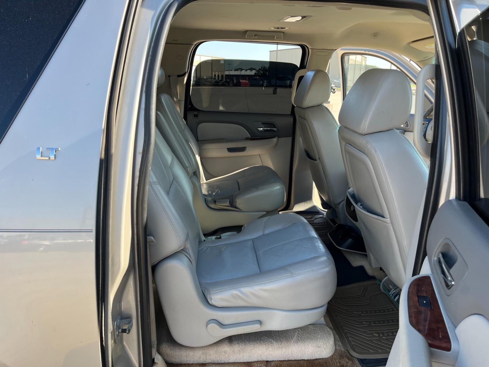 2007 SILVER /gray Chevrolet Suburban LS 1500 2WD (3GNFC16007G) with an 5.3L V8 OHV 16V FFV engine, 4-Speed Automatic Overdrive transmission, located at 14700 Tomball Parkway 249, Houston, TX, 77086, (281) 444-2200, 29.928619, -95.504074 - Photo #13