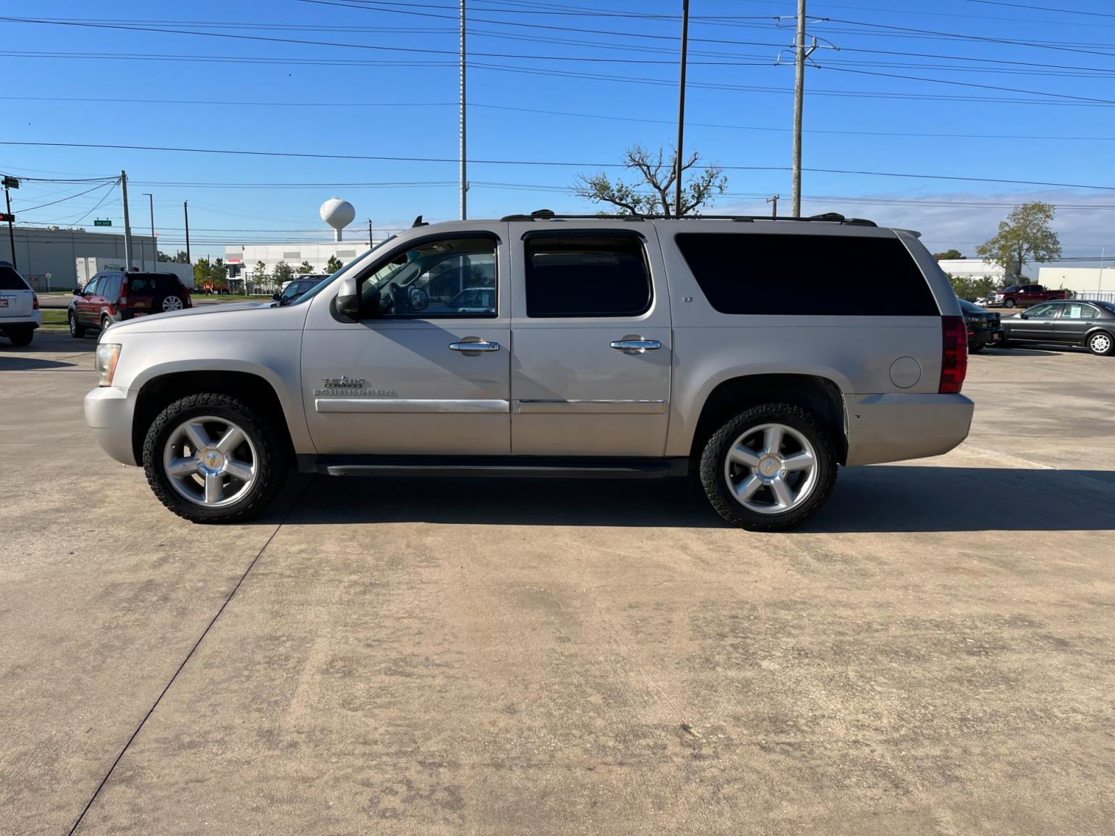 2007 SILVER /gray Chevrolet Suburban LS 1500 2WD (3GNFC16007G) with an 5.3L V8 OHV 16V FFV engine, 4-Speed Automatic Overdrive transmission, located at 14700 Tomball Parkway 249, Houston, TX, 77086, (281) 444-2200, 29.928619, -95.504074 - Photo #3