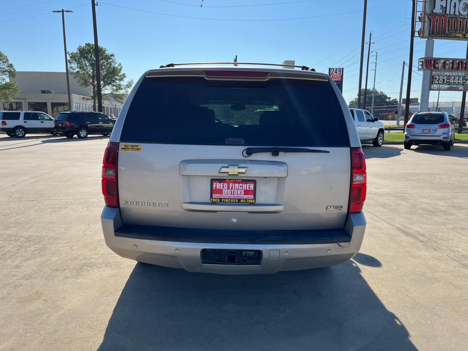 2007 SILVER /gray Chevrolet Suburban LS 1500 2WD (3GNFC16007G) with an 5.3L V8 OHV 16V FFV engine, 4-Speed Automatic Overdrive transmission, located at 14700 Tomball Parkway 249, Houston, TX, 77086, (281) 444-2200, 29.928619, -95.504074 - Photo #5