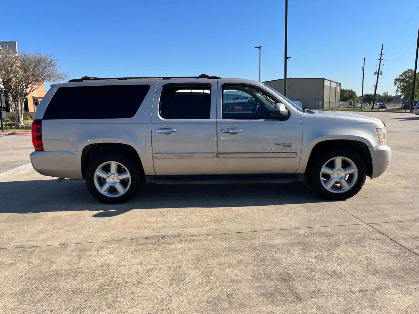 2007 SILVER /gray Chevrolet Suburban LS 1500 2WD (3GNFC16007G) with an 5.3L V8 OHV 16V FFV engine, 4-Speed Automatic Overdrive transmission, located at 14700 Tomball Parkway 249, Houston, TX, 77086, (281) 444-2200, 29.928619, -95.504074 - Photo #7