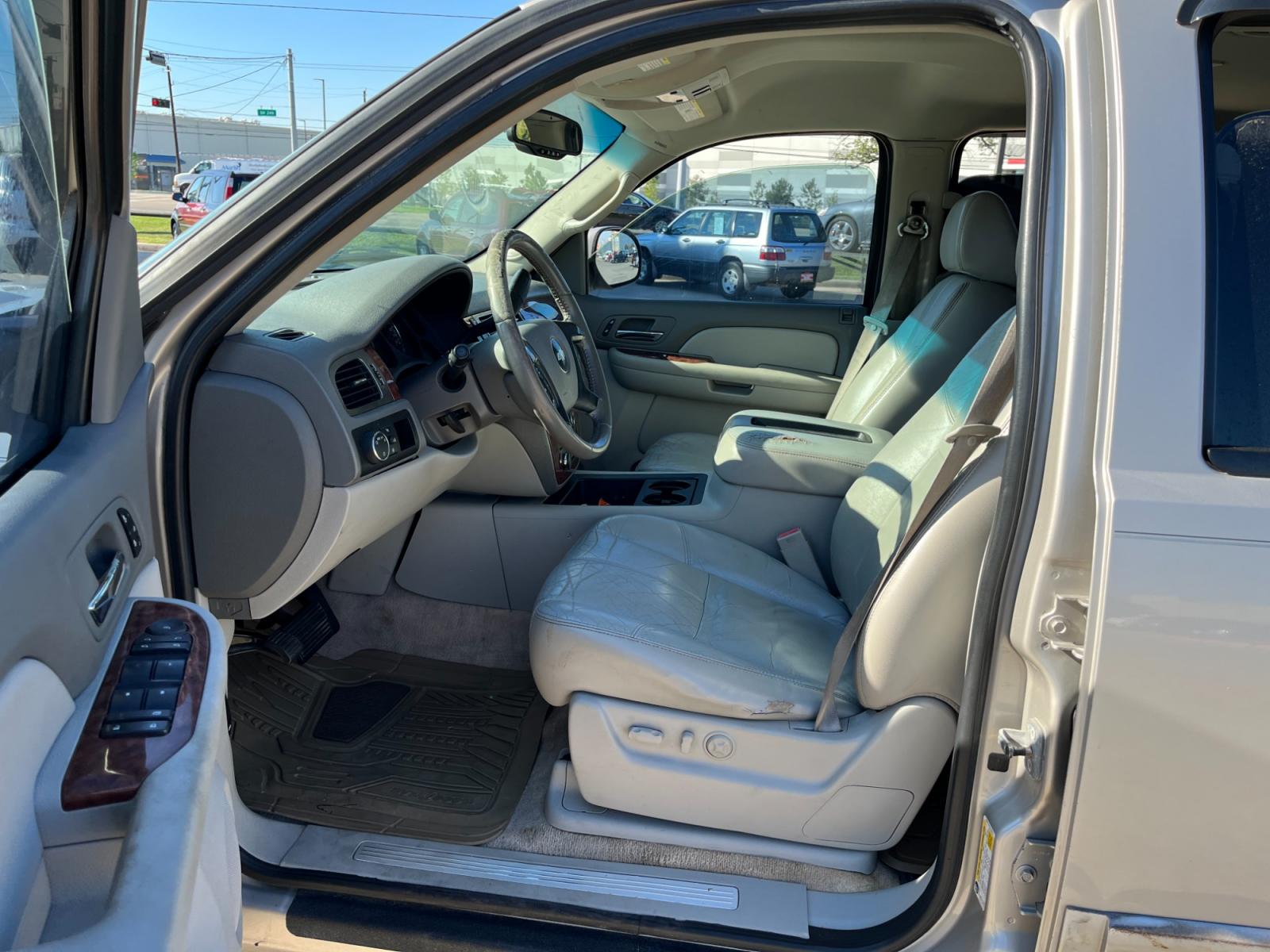 2007 SILVER /gray Chevrolet Suburban LS 1500 2WD (3GNFC16007G) with an 5.3L V8 OHV 16V FFV engine, 4-Speed Automatic Overdrive transmission, located at 14700 Tomball Parkway 249, Houston, TX, 77086, (281) 444-2200, 29.928619, -95.504074 - Photo #8