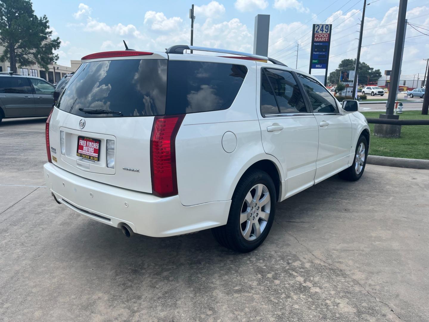 2008 white /TAN Cadillac SRX V6 (1GYEE637980) with an 3.6L V6 OHV 24V engine, 5-Speed Automatic Overdrive transmission, located at 14700 Tomball Parkway 249, Houston, TX, 77086, (281) 444-2200, 29.928619, -95.504074 - Photo#6