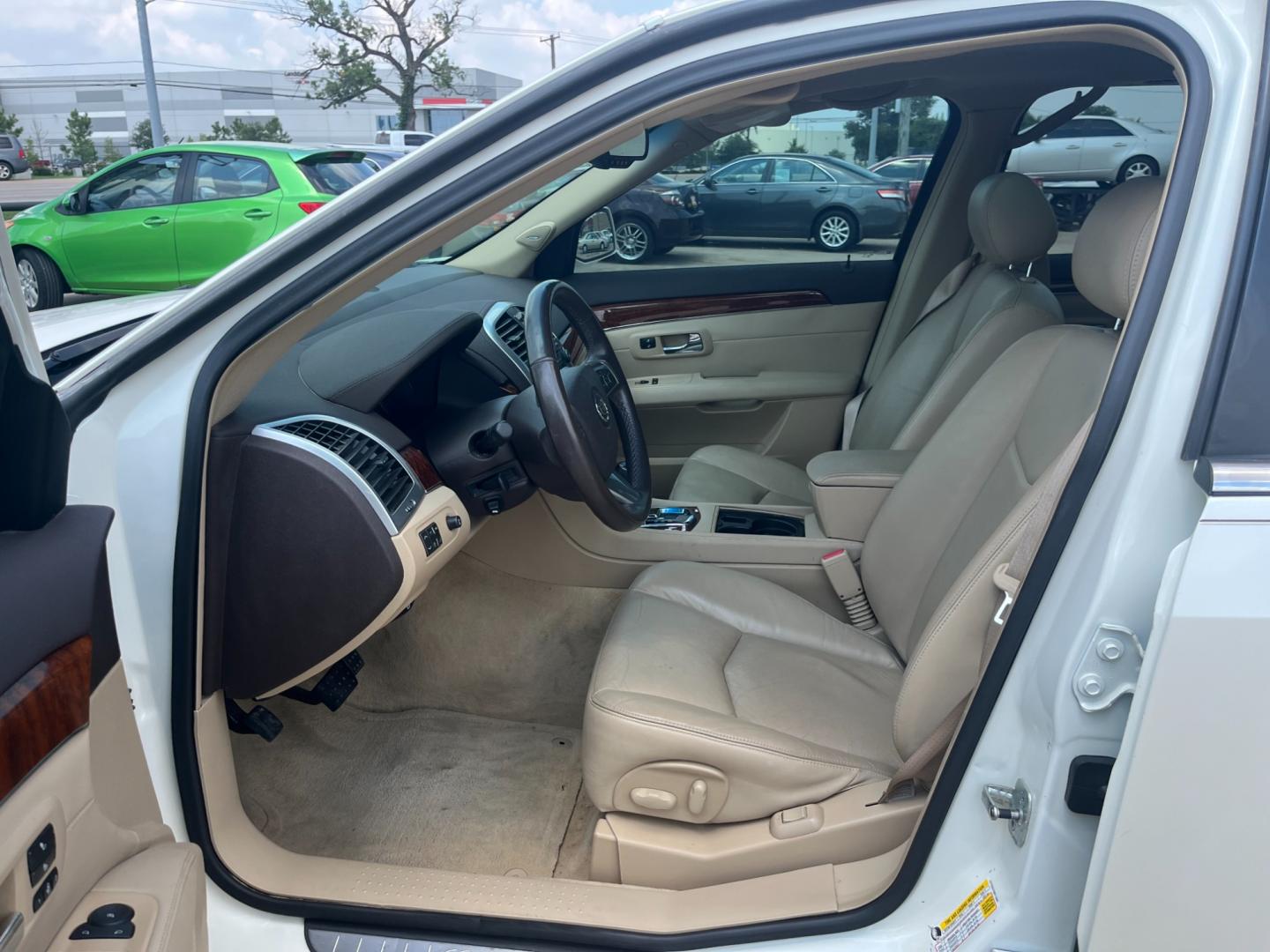 2008 white /TAN Cadillac SRX V6 (1GYEE637980) with an 3.6L V6 OHV 24V engine, 5-Speed Automatic Overdrive transmission, located at 14700 Tomball Parkway 249, Houston, TX, 77086, (281) 444-2200, 29.928619, -95.504074 - Photo#8