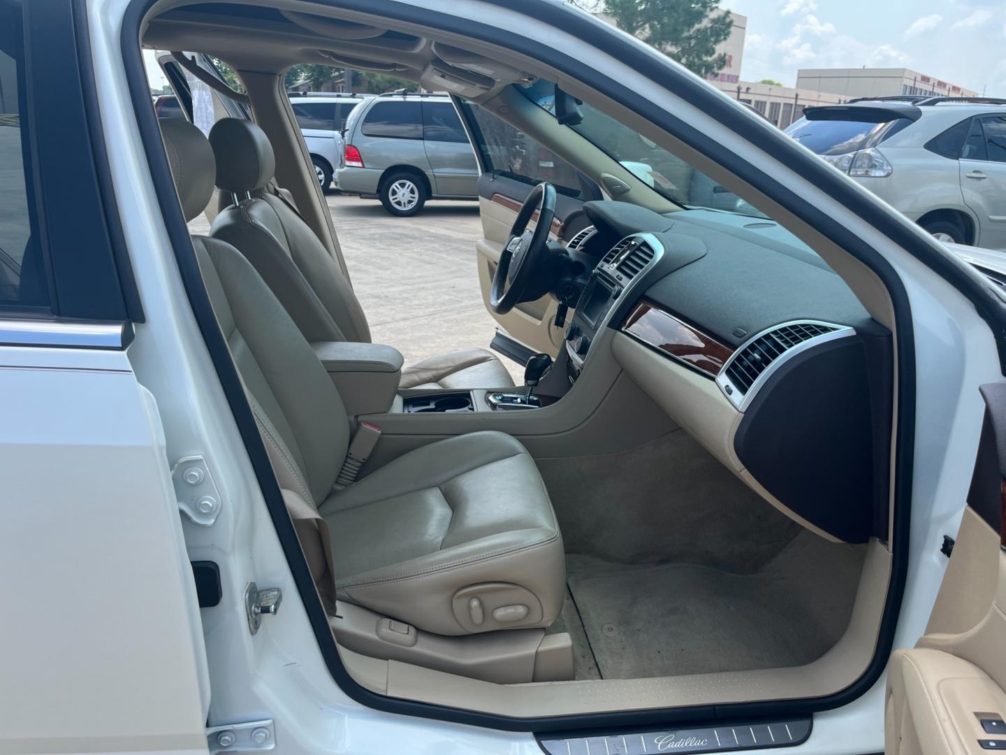 2008 white /TAN Cadillac SRX V6 (1GYEE637980) with an 3.6L V6 OHV 24V engine, 5-Speed Automatic Overdrive transmission, located at 14700 Tomball Parkway 249, Houston, TX, 77086, (281) 444-2200, 29.928619, -95.504074 - Photo#12