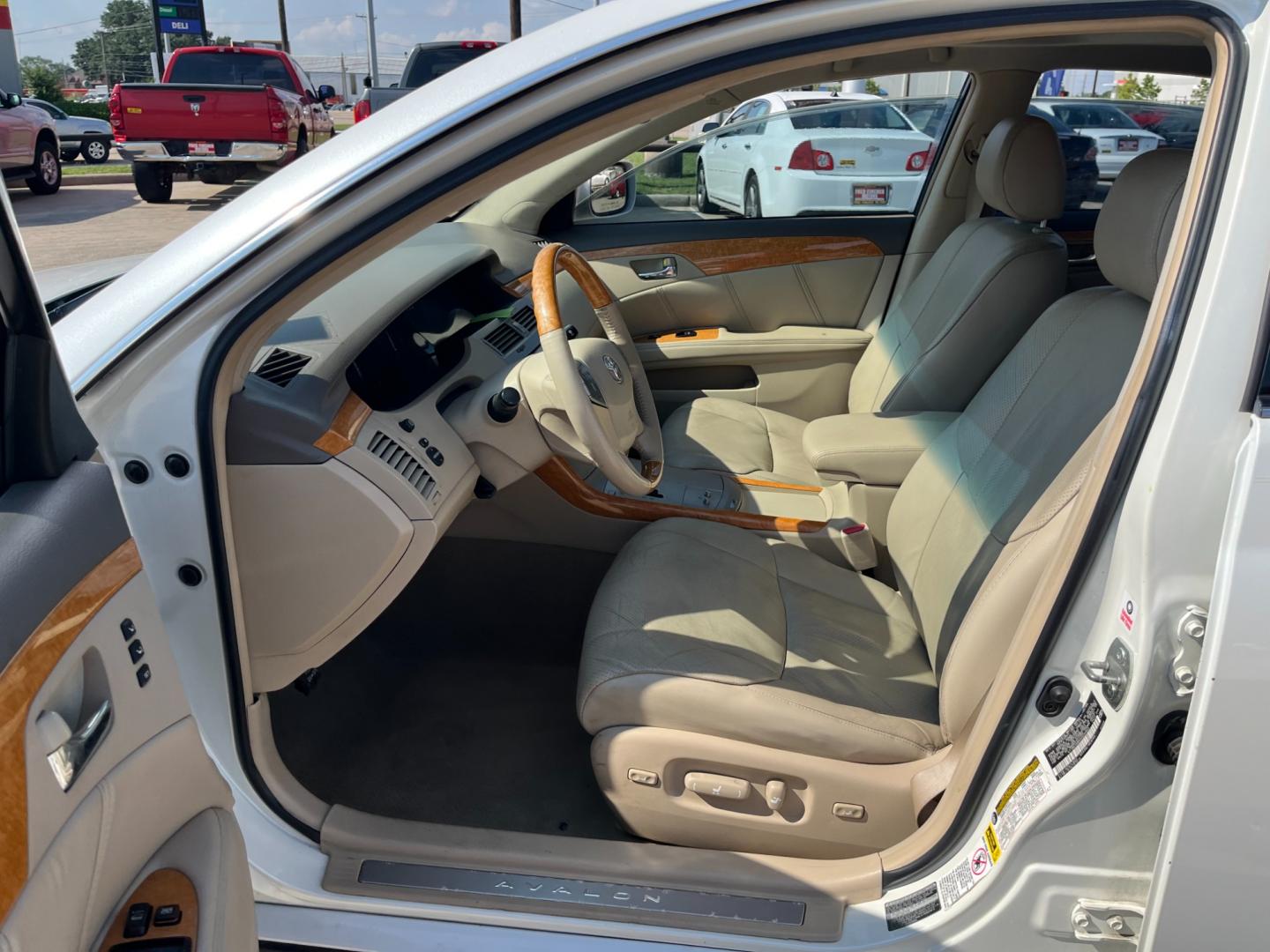 2005 white /TAN Toyota Avalon Limited (4T1BK36B65U) with an 3.5L V6 DOHC 24V engine, 5-Speed Automatic Overdrive transmission, located at 14700 Tomball Parkway 249, Houston, TX, 77086, (281) 444-2200, 29.928619, -95.504074 - Photo#8