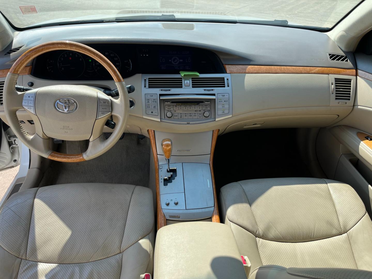 2005 white /TAN Toyota Avalon Limited (4T1BK36B65U) with an 3.5L V6 DOHC 24V engine, 5-Speed Automatic Overdrive transmission, located at 14700 Tomball Parkway 249, Houston, TX, 77086, (281) 444-2200, 29.928619, -95.504074 - Photo#10
