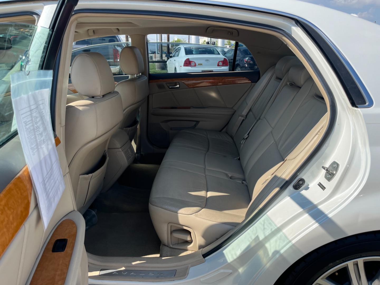 2005 white /TAN Toyota Avalon Limited (4T1BK36B65U) with an 3.5L V6 DOHC 24V engine, 5-Speed Automatic Overdrive transmission, located at 14700 Tomball Parkway 249, Houston, TX, 77086, (281) 444-2200, 29.928619, -95.504074 - Photo#9