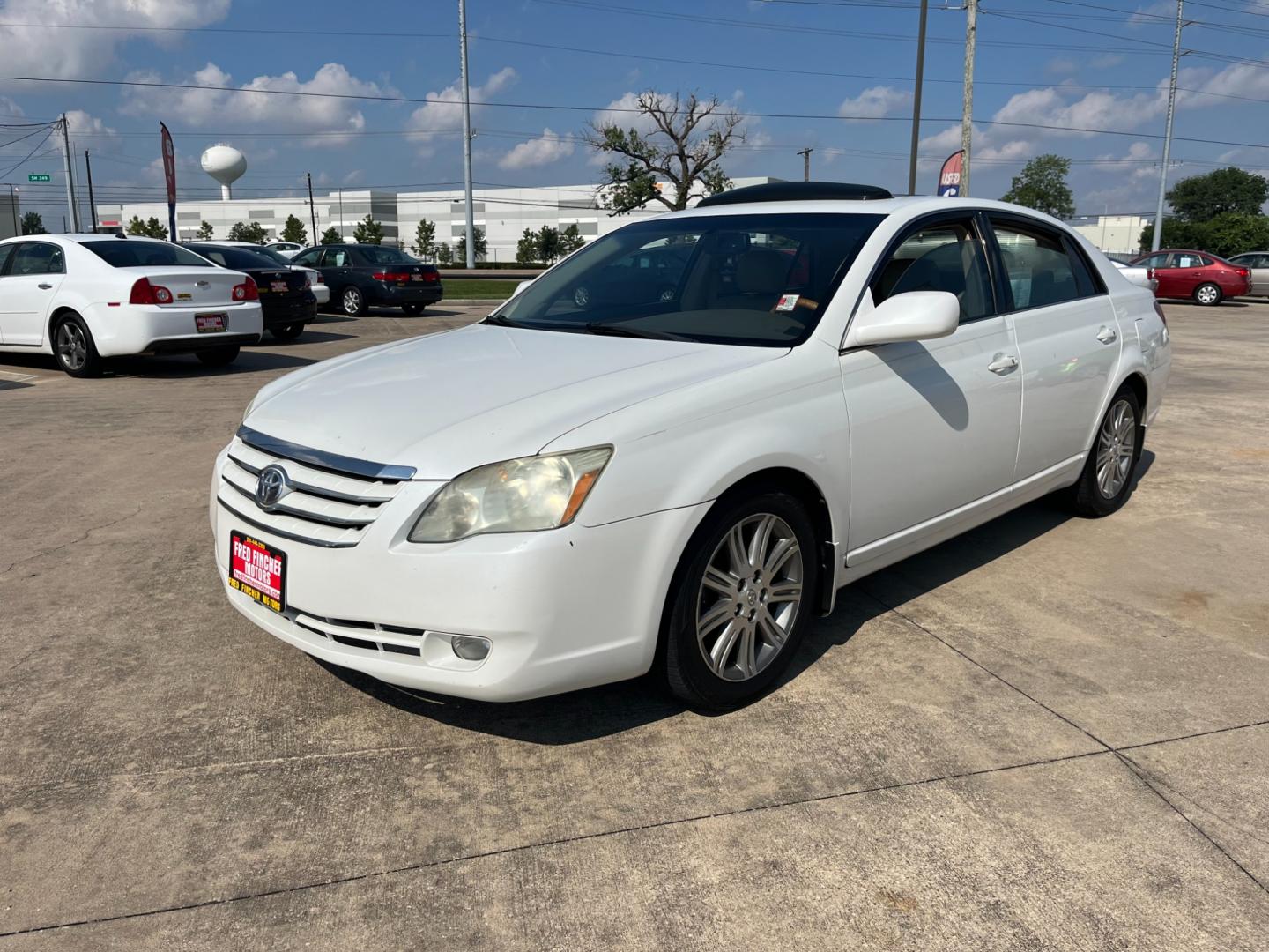 2005 white /TAN Toyota Avalon Limited (4T1BK36B65U) with an 3.5L V6 DOHC 24V engine, 5-Speed Automatic Overdrive transmission, located at 14700 Tomball Parkway 249, Houston, TX, 77086, (281) 444-2200, 29.928619, -95.504074 - Photo#2