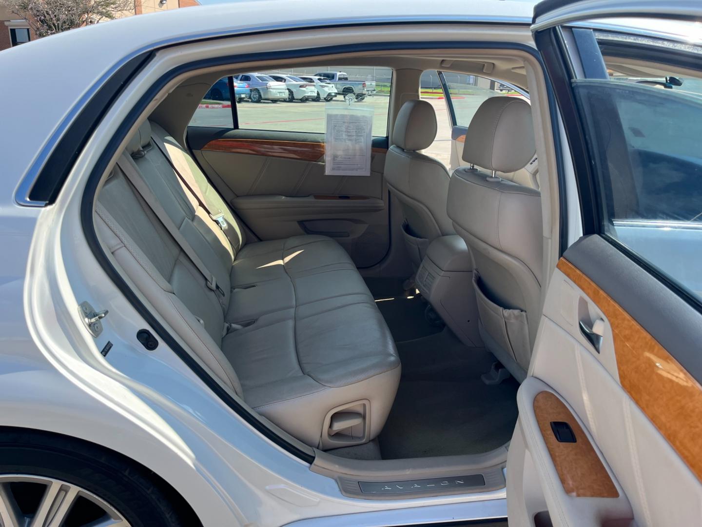 2005 white /TAN Toyota Avalon Limited (4T1BK36B65U) with an 3.5L V6 DOHC 24V engine, 5-Speed Automatic Overdrive transmission, located at 14700 Tomball Parkway 249, Houston, TX, 77086, (281) 444-2200, 29.928619, -95.504074 - Photo#12