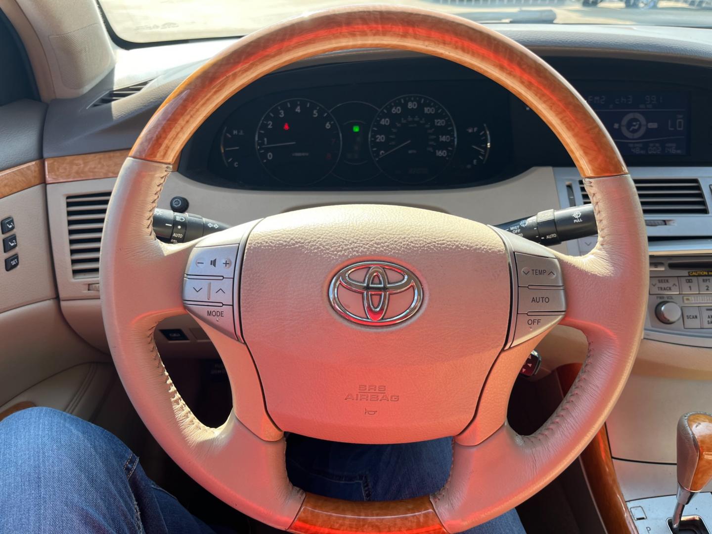 2005 white /TAN Toyota Avalon Limited (4T1BK36B65U) with an 3.5L V6 DOHC 24V engine, 5-Speed Automatic Overdrive transmission, located at 14700 Tomball Parkway 249, Houston, TX, 77086, (281) 444-2200, 29.928619, -95.504074 - Photo#15