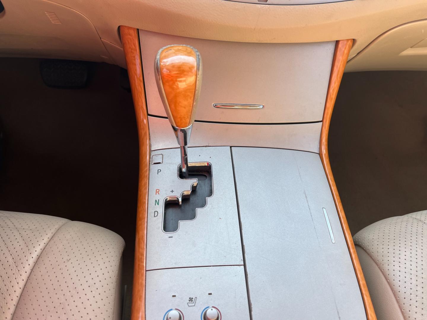 2005 white /TAN Toyota Avalon Limited (4T1BK36B65U) with an 3.5L V6 DOHC 24V engine, 5-Speed Automatic Overdrive transmission, located at 14700 Tomball Parkway 249, Houston, TX, 77086, (281) 444-2200, 29.928619, -95.504074 - Photo#13