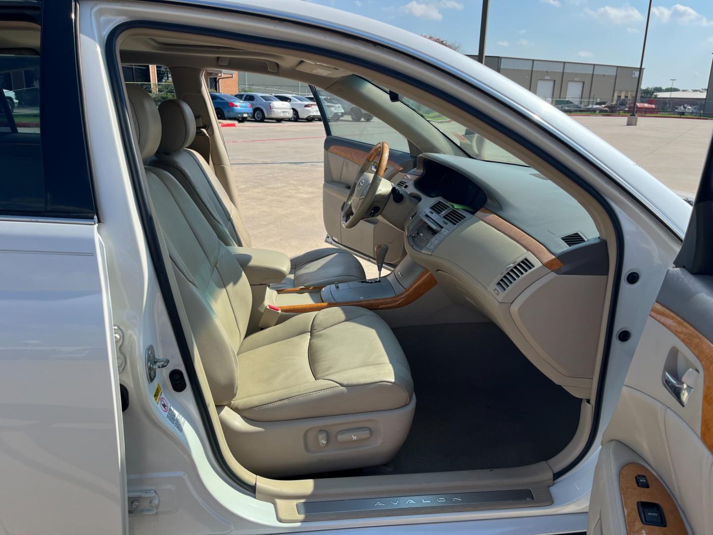 2005 white /TAN Toyota Avalon Limited (4T1BK36B65U) with an 3.5L V6 DOHC 24V engine, 5-Speed Automatic Overdrive transmission, located at 14700 Tomball Parkway 249, Houston, TX, 77086, (281) 444-2200, 29.928619, -95.504074 - Photo#11