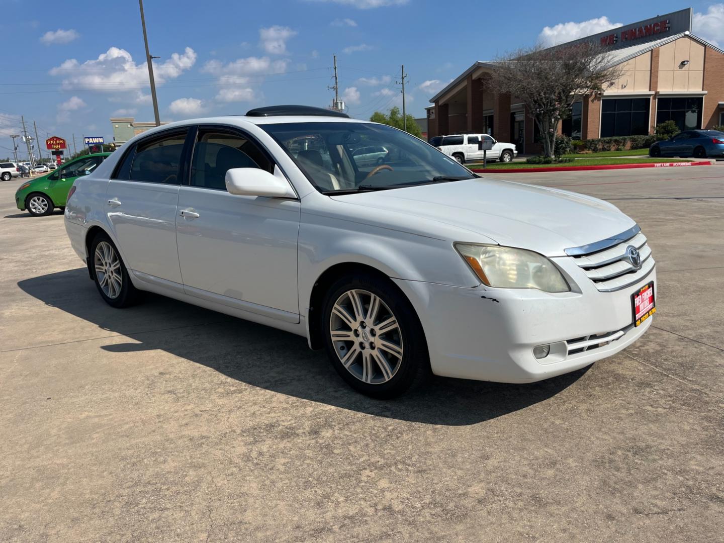 2005 white /TAN Toyota Avalon Limited (4T1BK36B65U) with an 3.5L V6 DOHC 24V engine, 5-Speed Automatic Overdrive transmission, located at 14700 Tomball Parkway 249, Houston, TX, 77086, (281) 444-2200, 29.928619, -95.504074 - Photo#0