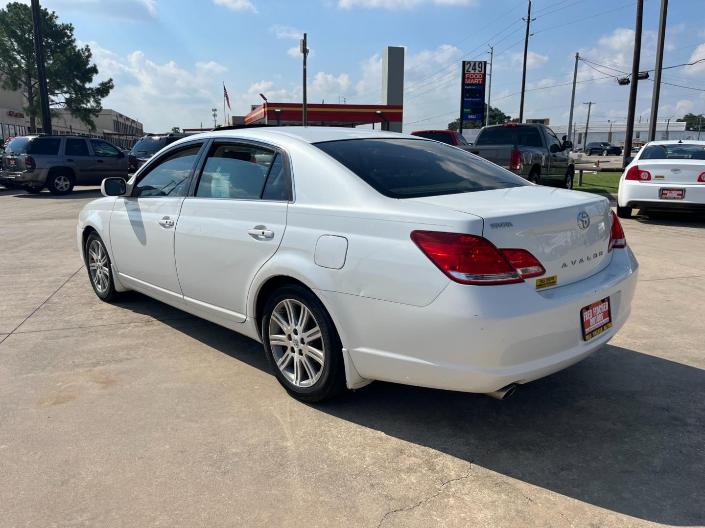 2005 white /TAN Toyota Avalon Limited (4T1BK36B65U) with an 3.5L V6 DOHC 24V engine, 5-Speed Automatic Overdrive transmission, located at 14700 Tomball Parkway 249, Houston, TX, 77086, (281) 444-2200, 29.928619, -95.504074 - Photo#4