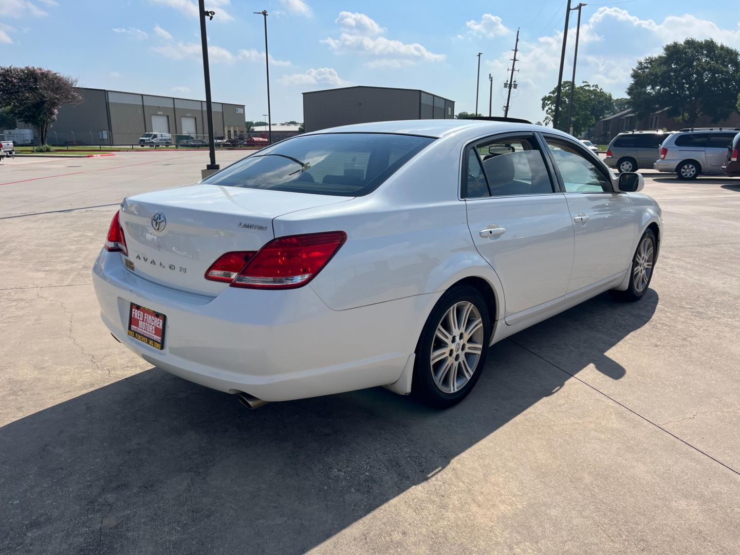 2005 white /TAN Toyota Avalon Limited (4T1BK36B65U) with an 3.5L V6 DOHC 24V engine, 5-Speed Automatic Overdrive transmission, located at 14700 Tomball Parkway 249, Houston, TX, 77086, (281) 444-2200, 29.928619, -95.504074 - Photo#6