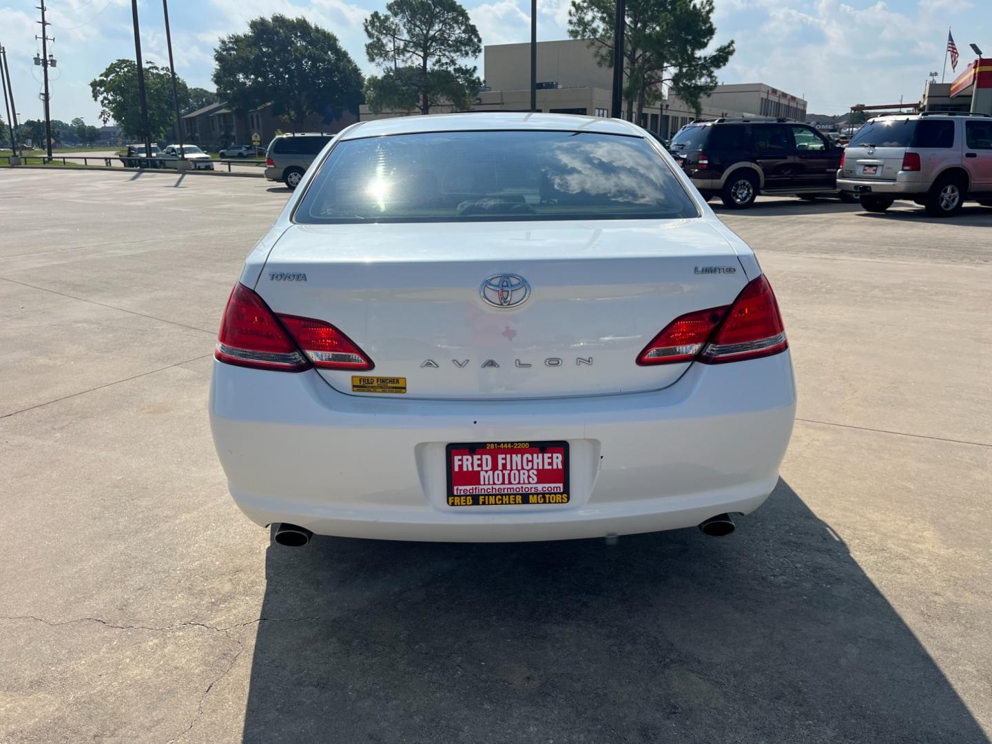 2005 white /TAN Toyota Avalon Limited (4T1BK36B65U) with an 3.5L V6 DOHC 24V engine, 5-Speed Automatic Overdrive transmission, located at 14700 Tomball Parkway 249, Houston, TX, 77086, (281) 444-2200, 29.928619, -95.504074 - Photo#5