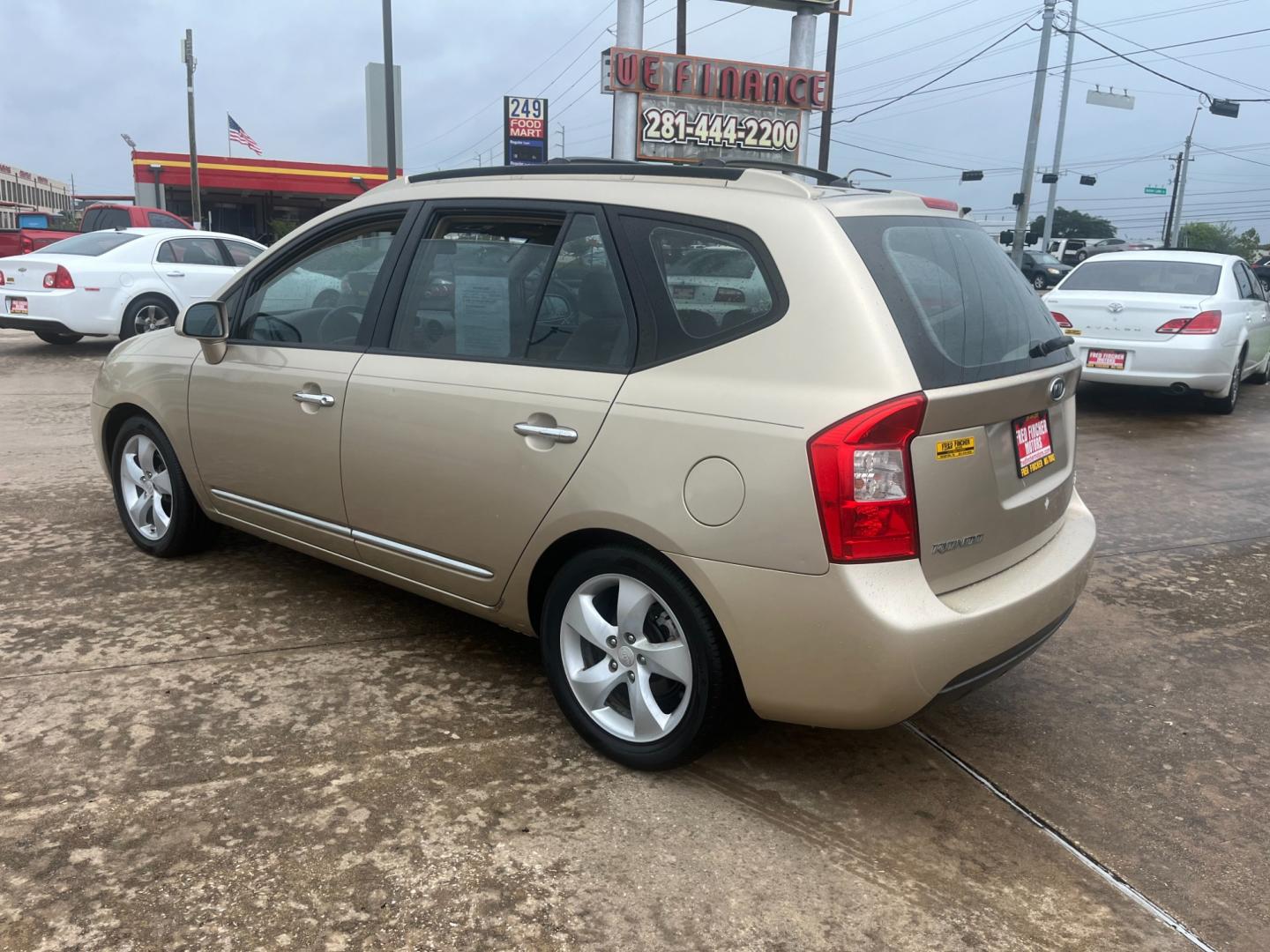 2007 GOLD /TAN Kia Rondo EX V6 (KNAFG526777) with an 2.7L V6 DOHC 24V engine, 4-Speed Automatic Overdrive transmission, located at 14700 Tomball Parkway 249, Houston, TX, 77086, (281) 444-2200, 29.928619, -95.504074 - Photo#4
