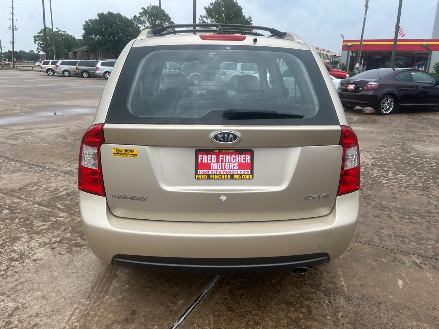 2007 GOLD /TAN Kia Rondo EX V6 (KNAFG526777) with an 2.7L V6 DOHC 24V engine, 4-Speed Automatic Overdrive transmission, located at 14700 Tomball Parkway 249, Houston, TX, 77086, (281) 444-2200, 29.928619, -95.504074 - Photo#5