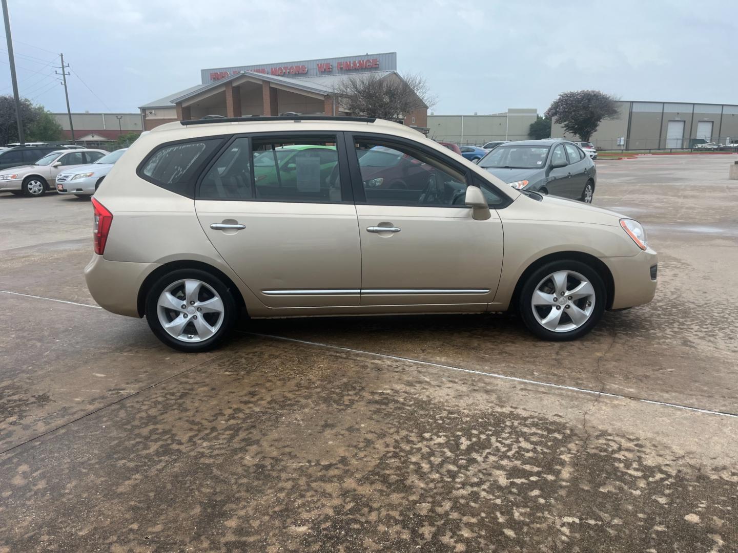 2007 GOLD /TAN Kia Rondo EX V6 (KNAFG526777) with an 2.7L V6 DOHC 24V engine, 4-Speed Automatic Overdrive transmission, located at 14700 Tomball Parkway 249, Houston, TX, 77086, (281) 444-2200, 29.928619, -95.504074 - Photo#7