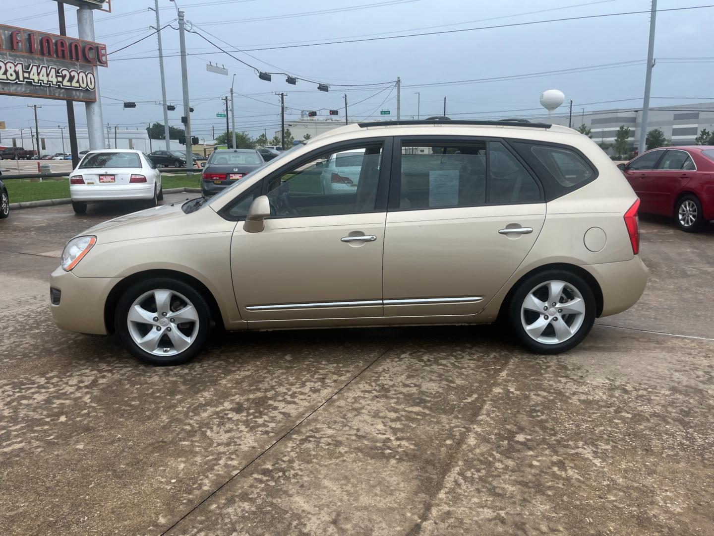 2007 GOLD /TAN Kia Rondo EX V6 (KNAFG526777) with an 2.7L V6 DOHC 24V engine, 4-Speed Automatic Overdrive transmission, located at 14700 Tomball Parkway 249, Houston, TX, 77086, (281) 444-2200, 29.928619, -95.504074 - Photo#3