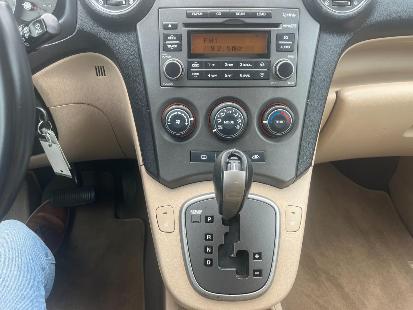 2007 GOLD /TAN Kia Rondo EX V6 (KNAFG526777) with an 2.7L V6 DOHC 24V engine, 4-Speed Automatic Overdrive transmission, located at 14700 Tomball Parkway 249, Houston, TX, 77086, (281) 444-2200, 29.928619, -95.504074 - Photo#14