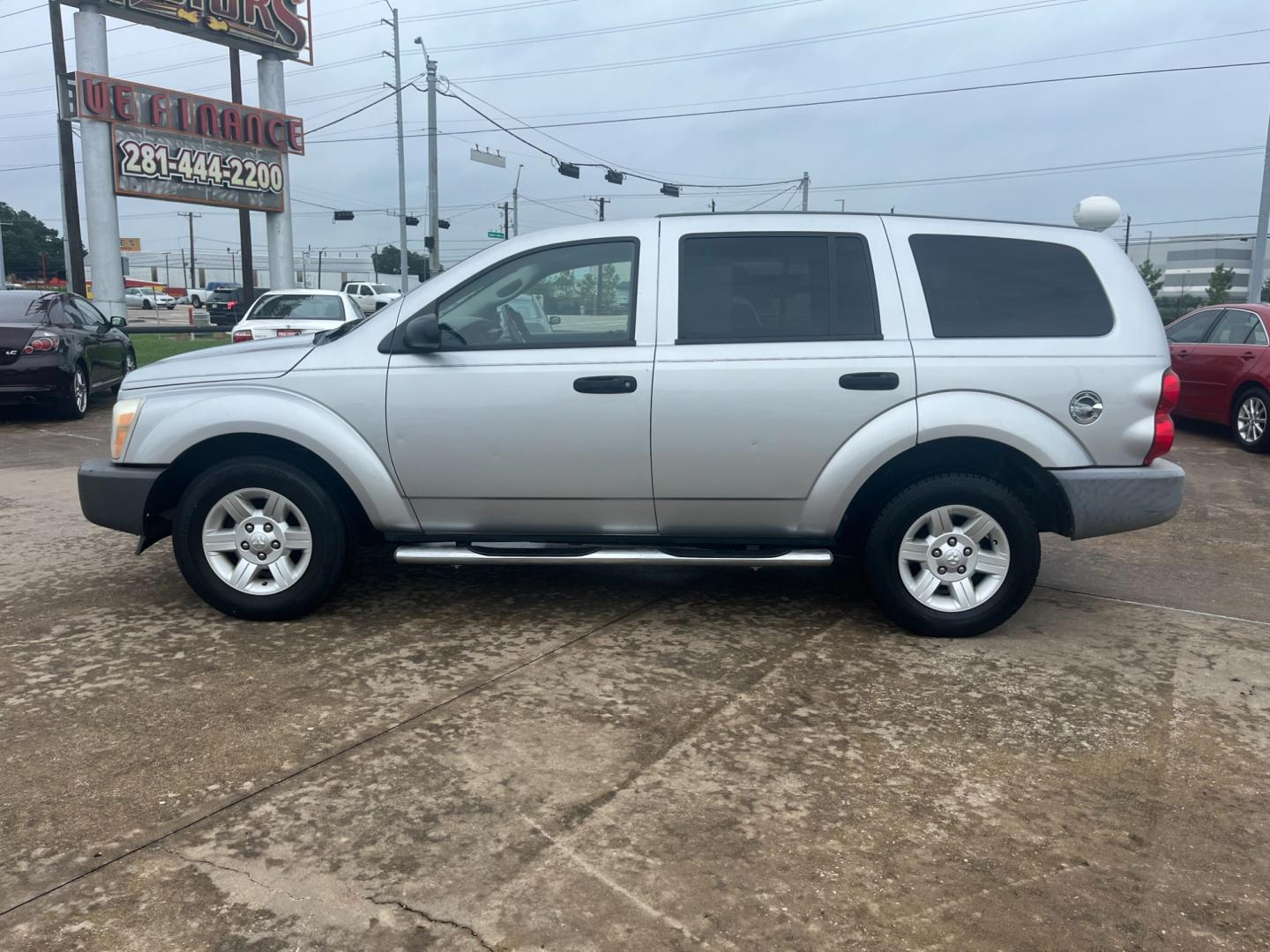 2004 silver /gray Dodge Durango ST 2WD (1D4HD38N64F) with an 4.7L V8 SOHC 16V engine, Automatic transmission, located at 14700 Tomball Parkway 249, Houston, TX, 77086, (281) 444-2200, 29.928619, -95.504074 - Photo#3