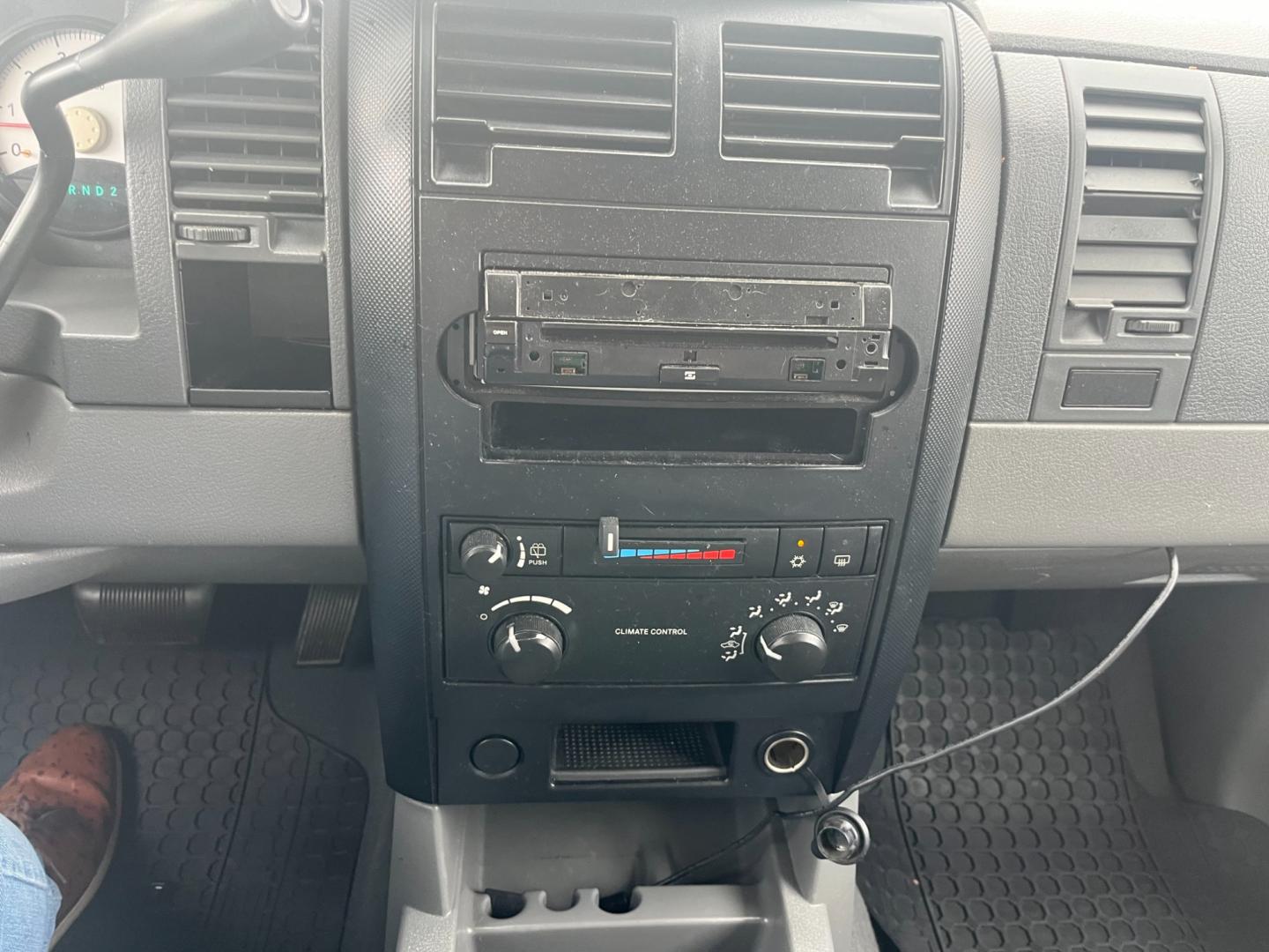 2004 silver /gray Dodge Durango ST 2WD (1D4HD38N64F) with an 4.7L V8 SOHC 16V engine, Automatic transmission, located at 14700 Tomball Parkway 249, Houston, TX, 77086, (281) 444-2200, 29.928619, -95.504074 - Photo#13