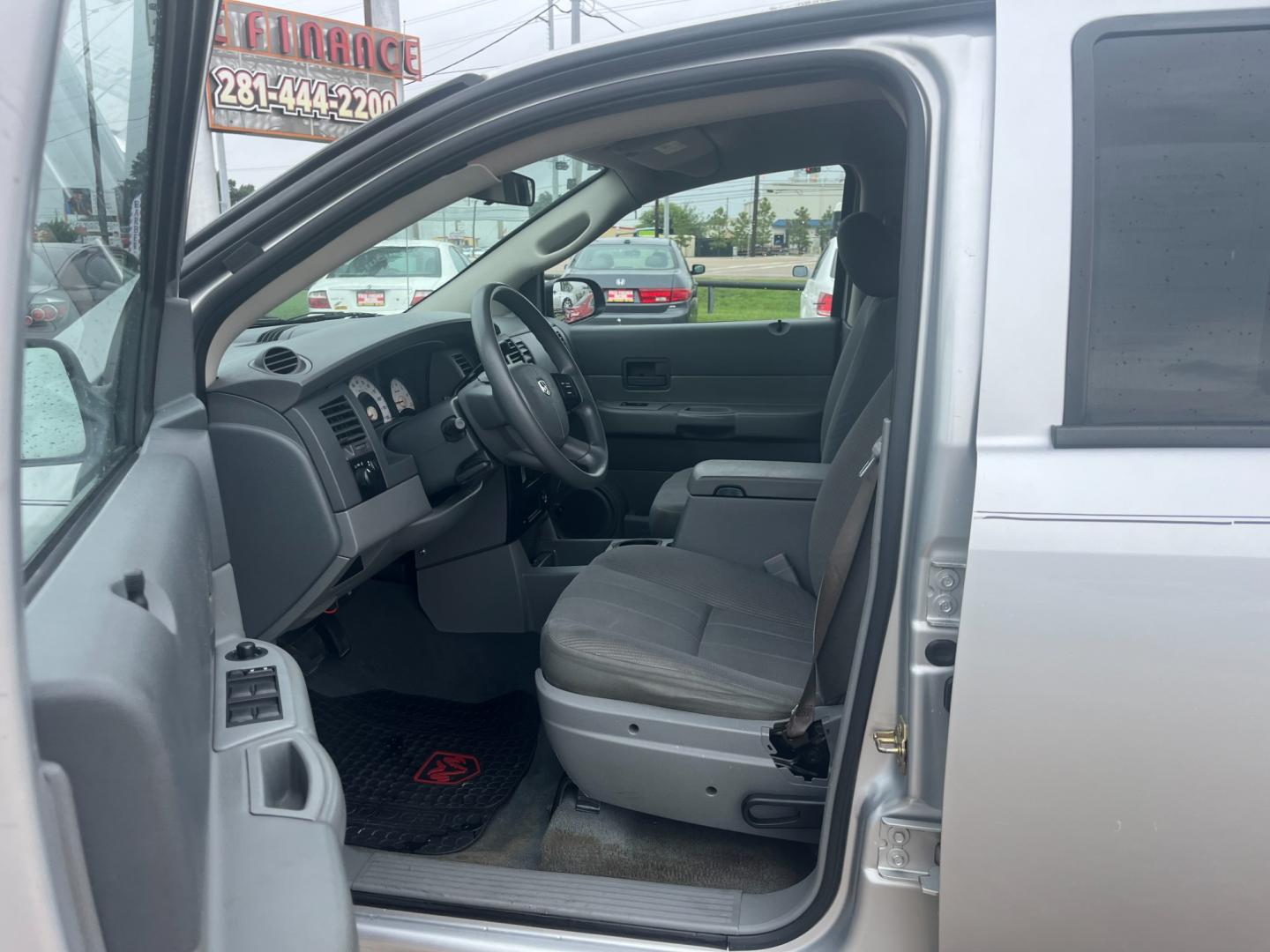 2004 silver /gray Dodge Durango ST 2WD (1D4HD38N64F) with an 4.7L V8 SOHC 16V engine, Automatic transmission, located at 14700 Tomball Parkway 249, Houston, TX, 77086, (281) 444-2200, 29.928619, -95.504074 - Photo#8