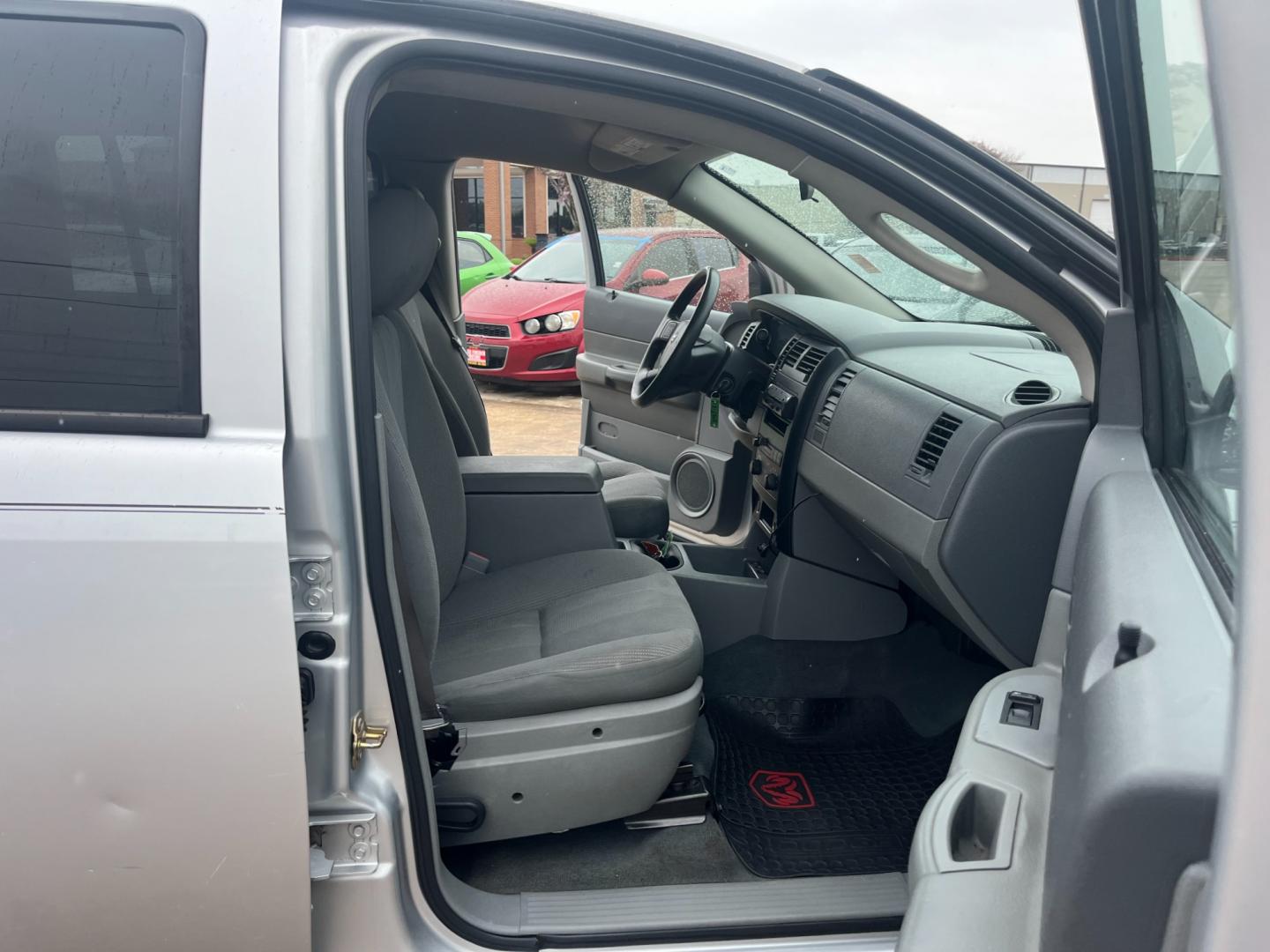 2004 silver /gray Dodge Durango ST 2WD (1D4HD38N64F) with an 4.7L V8 SOHC 16V engine, Automatic transmission, located at 14700 Tomball Parkway 249, Houston, TX, 77086, (281) 444-2200, 29.928619, -95.504074 - Photo#11