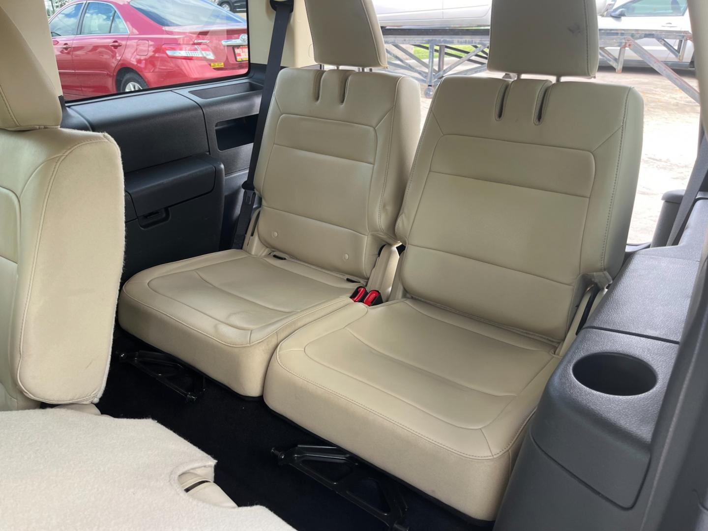 2013 Black /TAN Ford Flex (2FMGK5C87DB) , Automatic transmission, located at 14700 Tomball Parkway 249, Houston, TX, 77086, (281) 444-2200, 29.928619, -95.504074 - Photo#11