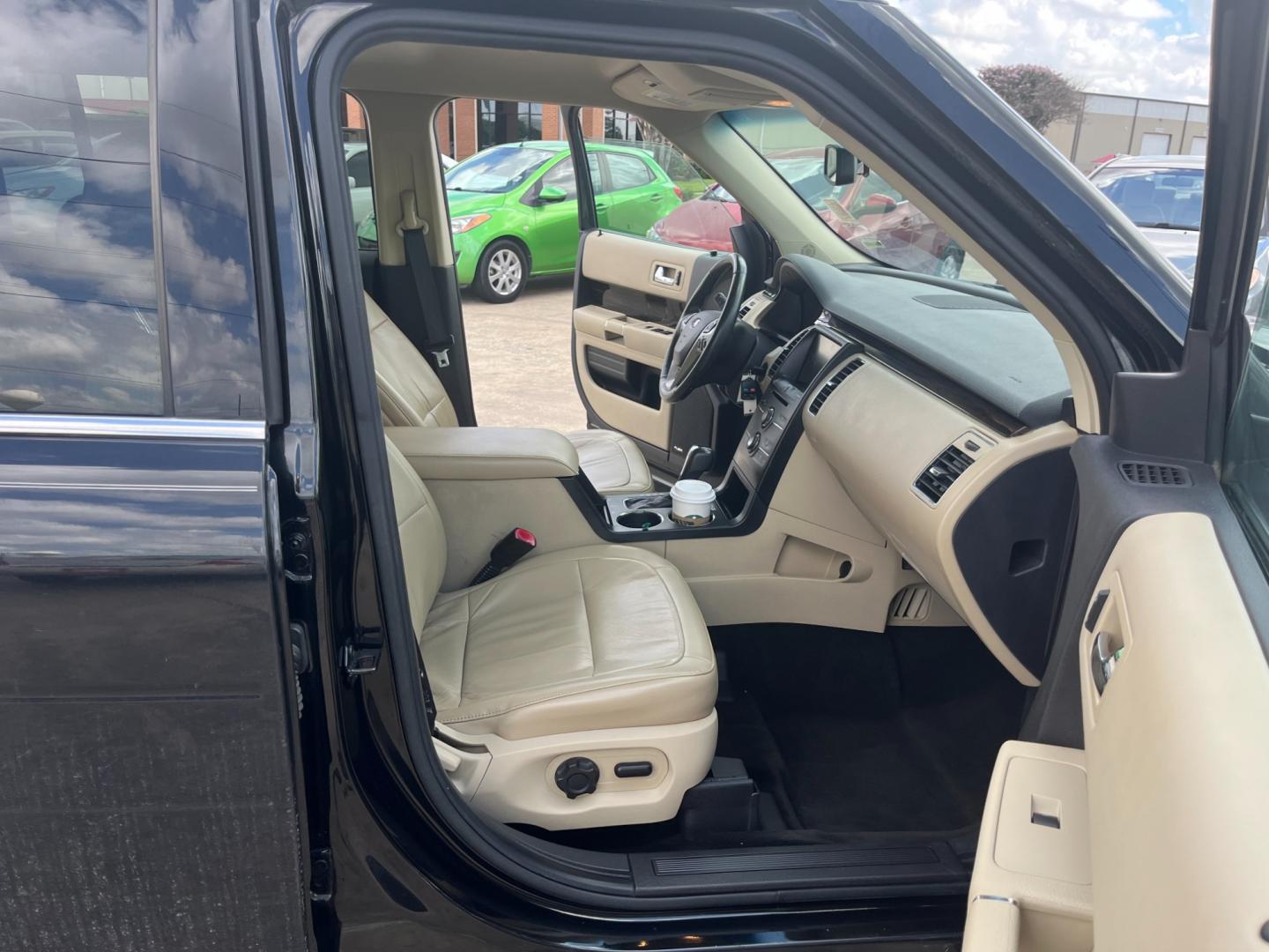 2013 Black /TAN Ford Flex (2FMGK5C87DB) , Automatic transmission, located at 14700 Tomball Parkway 249, Houston, TX, 77086, (281) 444-2200, 29.928619, -95.504074 - Photo#12