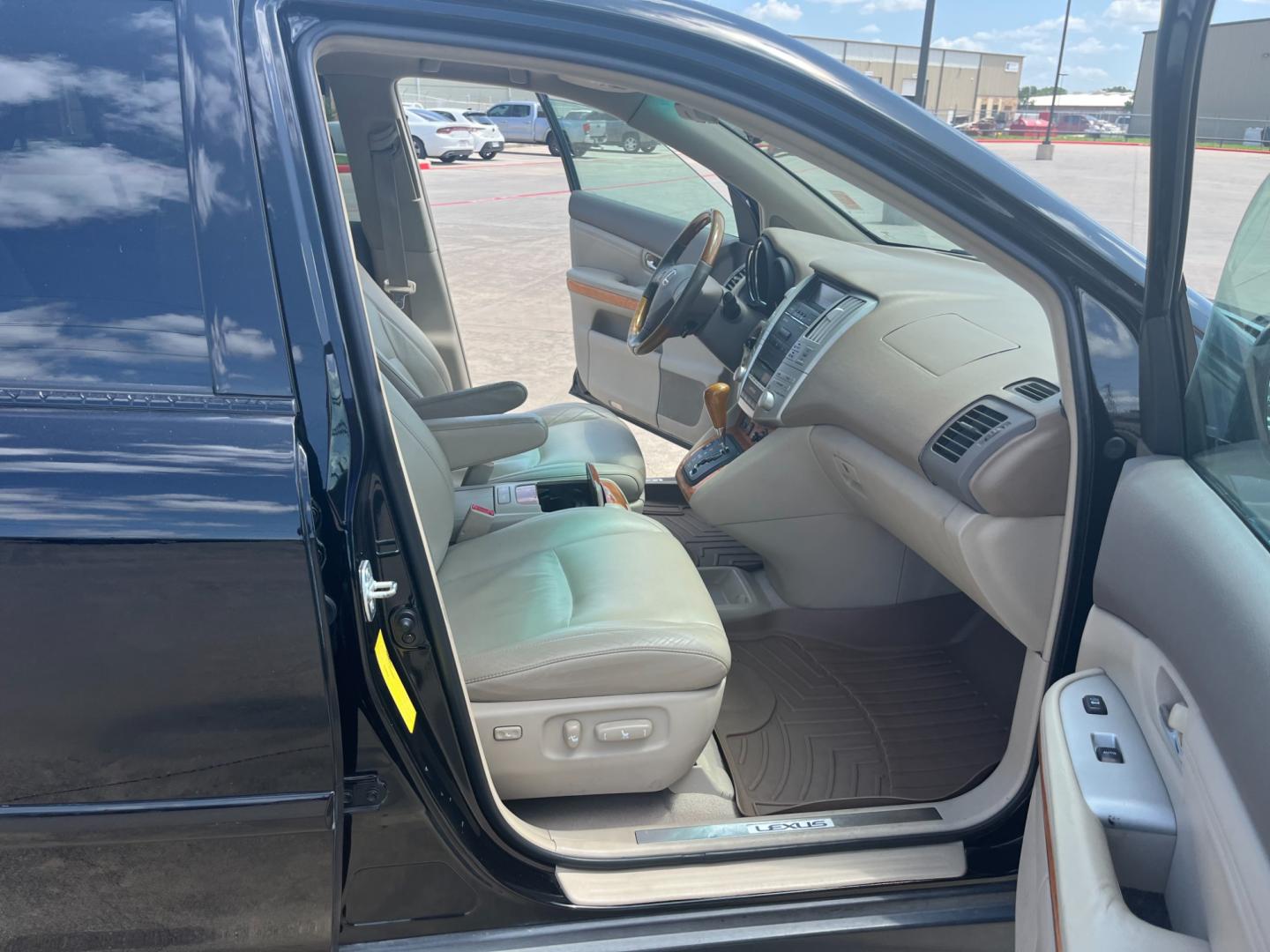 2007 Black /black Lexus RX 350 FWD (2T2GK31U07C) with an 3.5L V6 DOHC 24V engine, 5-Speed Automatic Overdrive transmission, located at 14700 Tomball Parkway 249, Houston, TX, 77086, (281) 444-2200, 29.928619, -95.504074 - Photo#11