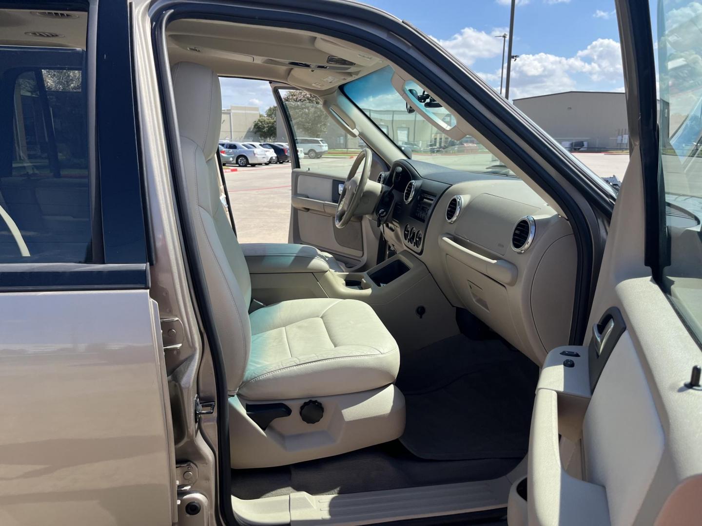 2003 Ford Expedition XLT Popular 4.6L 2WD (1FMRU15W73L) with an 4.6L V8 SOHC 16V engine, 4-Speed Automatic Overdrive transmission, located at 14700 Tomball Parkway 249, Houston, TX, 77086, (281) 444-2200, 29.928619, -95.504074 - Photo#10
