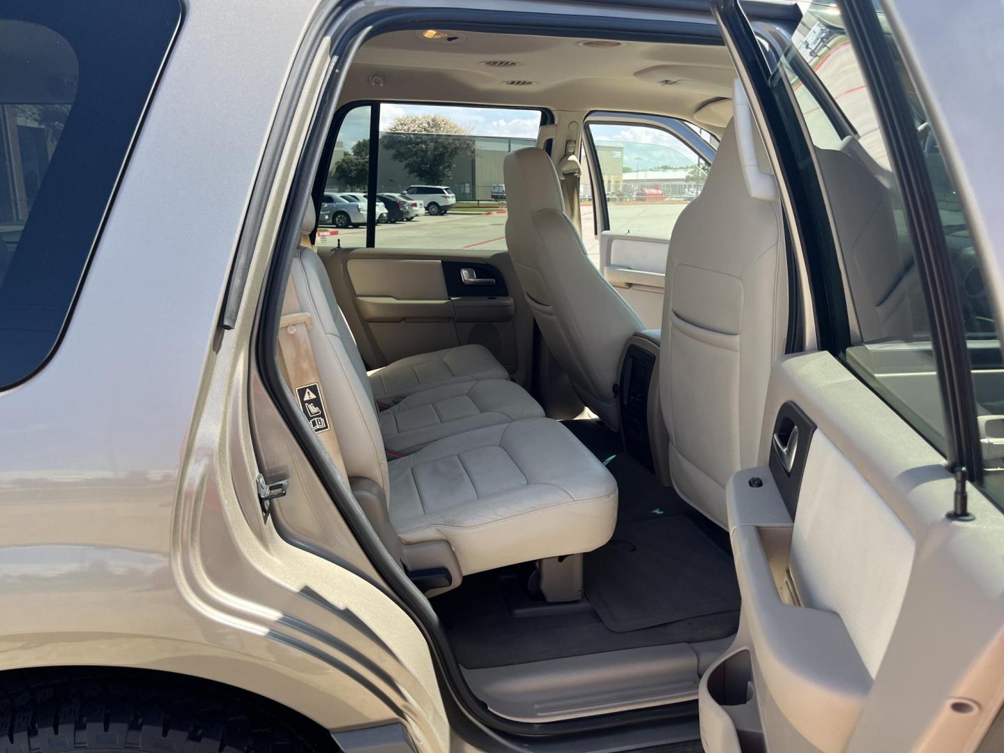 2003 Ford Expedition XLT Popular 4.6L 2WD (1FMRU15W73L) with an 4.6L V8 SOHC 16V engine, 4-Speed Automatic Overdrive transmission, located at 14700 Tomball Parkway 249, Houston, TX, 77086, (281) 444-2200, 29.928619, -95.504074 - Photo#15