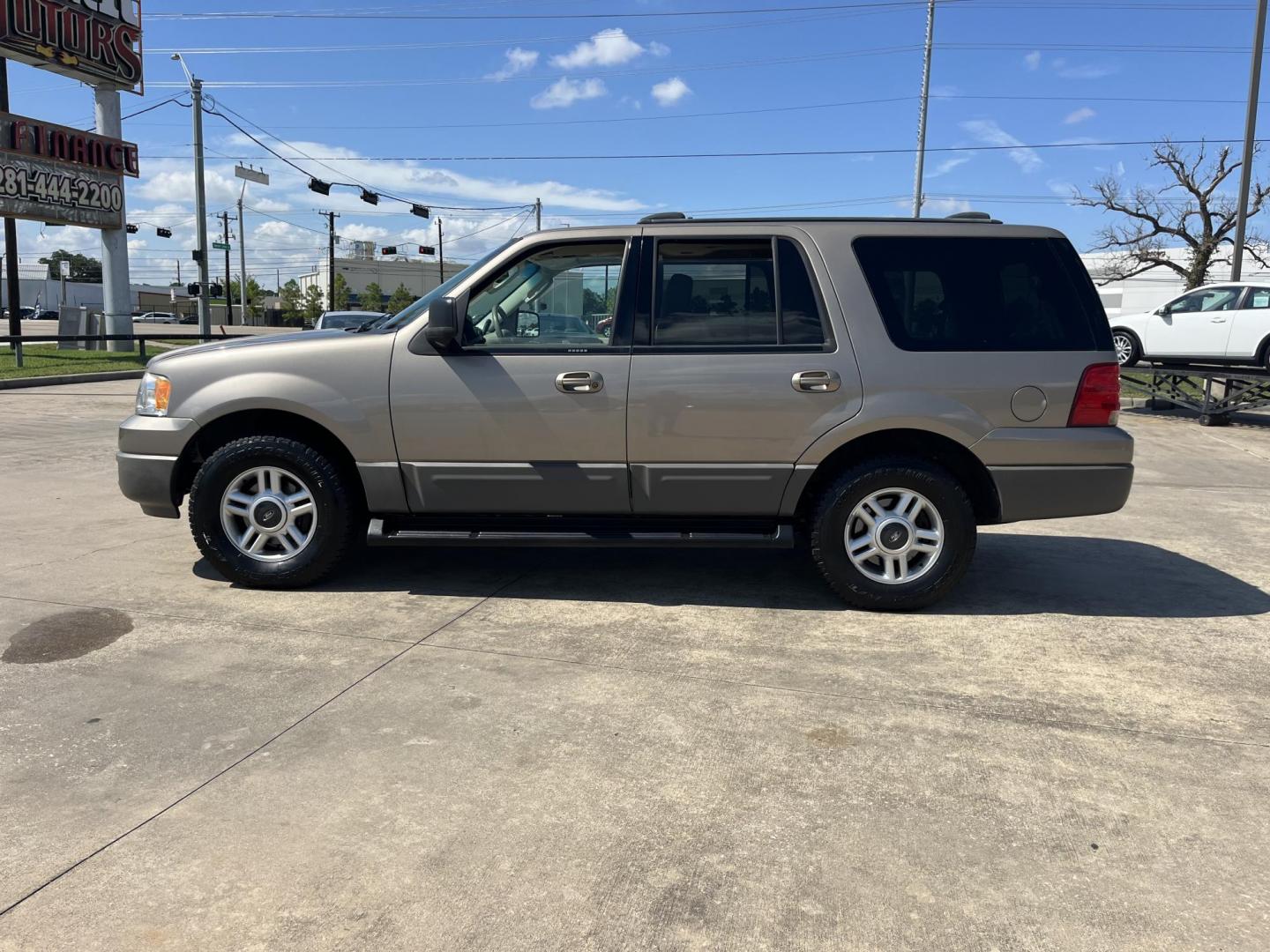 2003 Ford Expedition XLT Popular 4.6L 2WD (1FMRU15W73L) with an 4.6L V8 SOHC 16V engine, 4-Speed Automatic Overdrive transmission, located at 14700 Tomball Parkway 249, Houston, TX, 77086, (281) 444-2200, 29.928619, -95.504074 - Photo#3