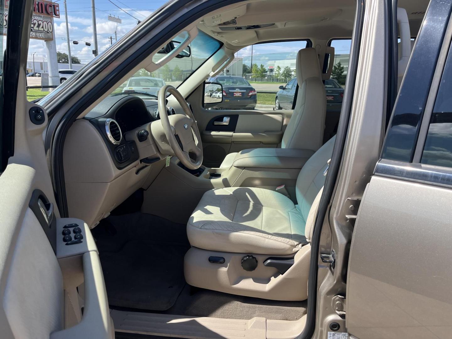 2003 Ford Expedition XLT Popular 4.6L 2WD (1FMRU15W73L) with an 4.6L V8 SOHC 16V engine, 4-Speed Automatic Overdrive transmission, located at 14700 Tomball Parkway 249, Houston, TX, 77086, (281) 444-2200, 29.928619, -95.504074 - Photo#8