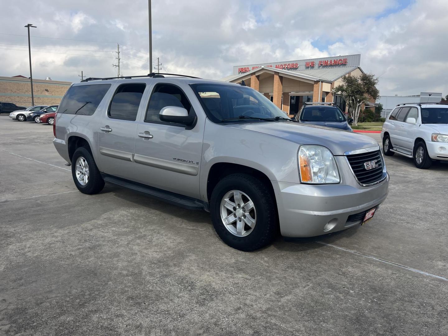 2009 GMC Yukon XL SLT-1 1/2 Ton 2WD (1GKFC36089J) with an 5.3L V8 OHV 16V FFV engine, 4-Speed Automatic transmission, located at 14700 Tomball Parkway 249, Houston, TX, 77086, (281) 444-2200, 29.928619, -95.504074 - Photo#0