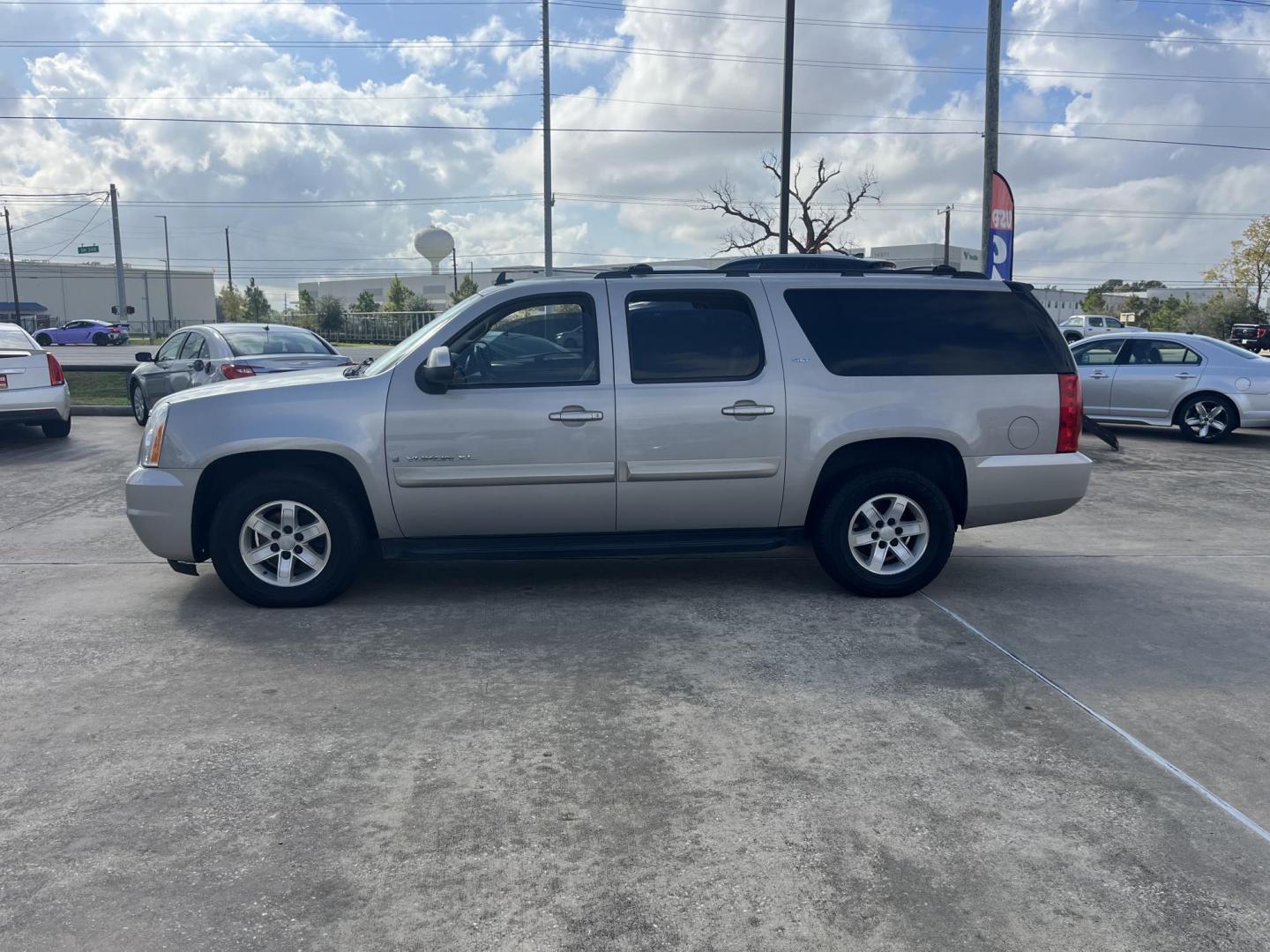 2009 GMC Yukon XL SLT-1 1/2 Ton 2WD (1GKFC36089J) with an 5.3L V8 OHV 16V FFV engine, 4-Speed Automatic transmission, located at 14700 Tomball Parkway 249, Houston, TX, 77086, (281) 444-2200, 29.928619, -95.504074 - Photo#3