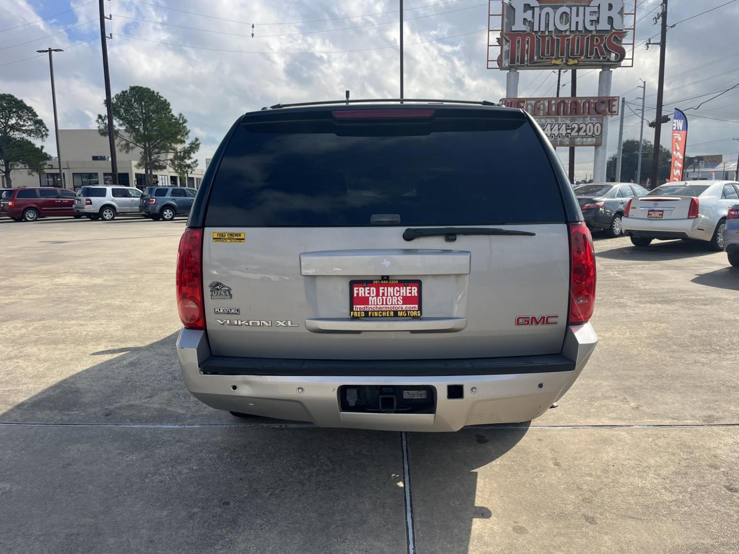 2009 GMC Yukon XL SLT-1 1/2 Ton 2WD (1GKFC36089J) with an 5.3L V8 OHV 16V FFV engine, 4-Speed Automatic transmission, located at 14700 Tomball Parkway 249, Houston, TX, 77086, (281) 444-2200, 29.928619, -95.504074 - Photo#5