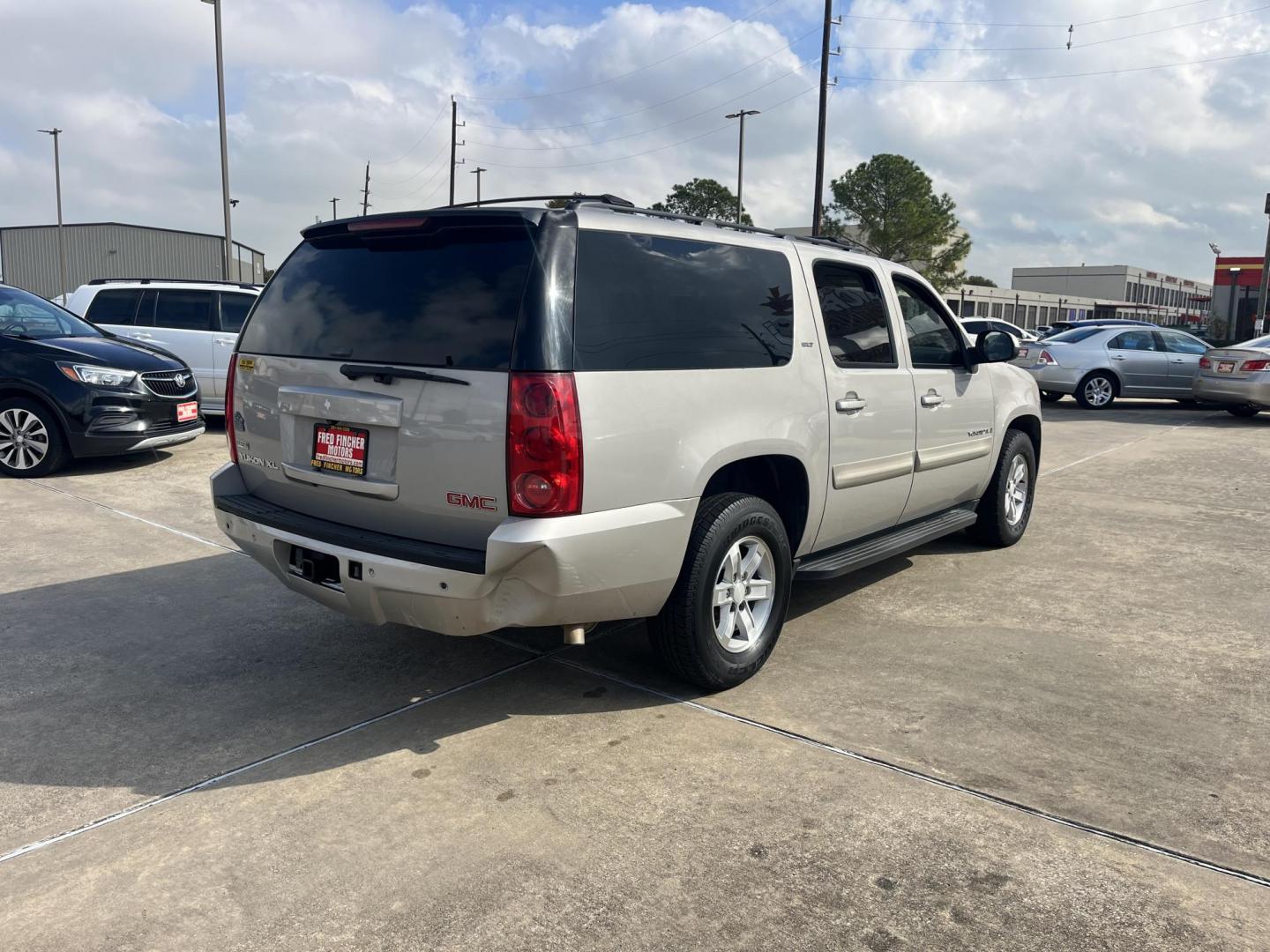 2009 GMC Yukon XL SLT-1 1/2 Ton 2WD (1GKFC36089J) with an 5.3L V8 OHV 16V FFV engine, 4-Speed Automatic transmission, located at 14700 Tomball Parkway 249, Houston, TX, 77086, (281) 444-2200, 29.928619, -95.504074 - Photo#6