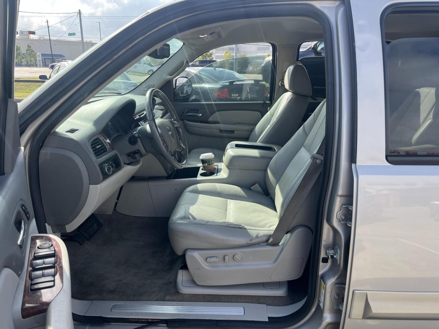 2009 GMC Yukon XL SLT-1 1/2 Ton 2WD (1GKFC36089J) with an 5.3L V8 OHV 16V FFV engine, 4-Speed Automatic transmission, located at 14700 Tomball Parkway 249, Houston, TX, 77086, (281) 444-2200, 29.928619, -95.504074 - Photo#8